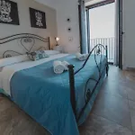 Tra La Rocca E Il Mare Di