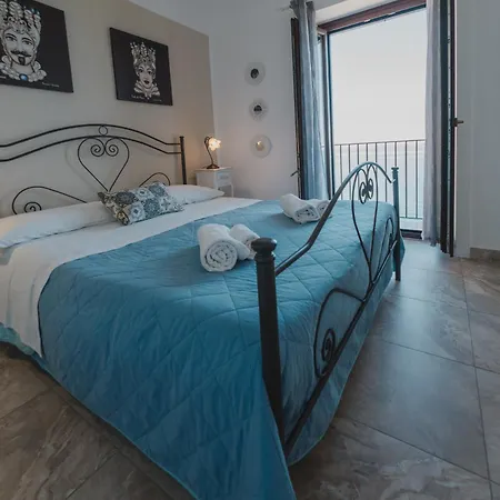 Tra La Rocca E Il Mare Di