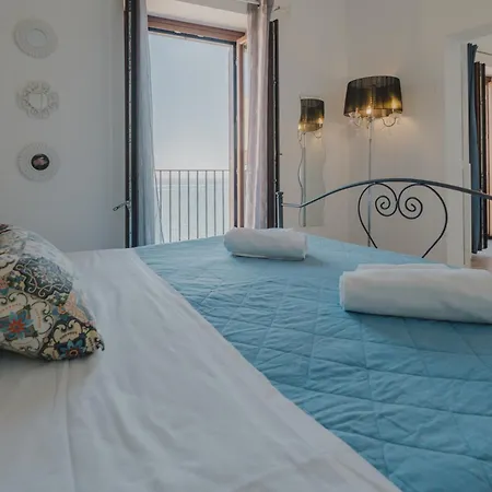 Tra La Rocca E Il Mare Di Cefalu