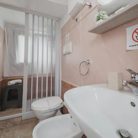 Tra La Rocca E Il Mare Di