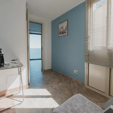 Tra La Rocca E Il Mare Di