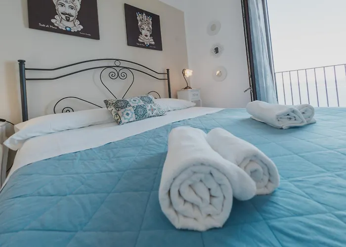 Tra La Rocca E Il Mare Di