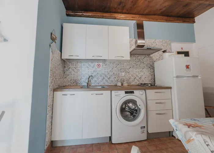 Tra La Rocca E Il Mare Di