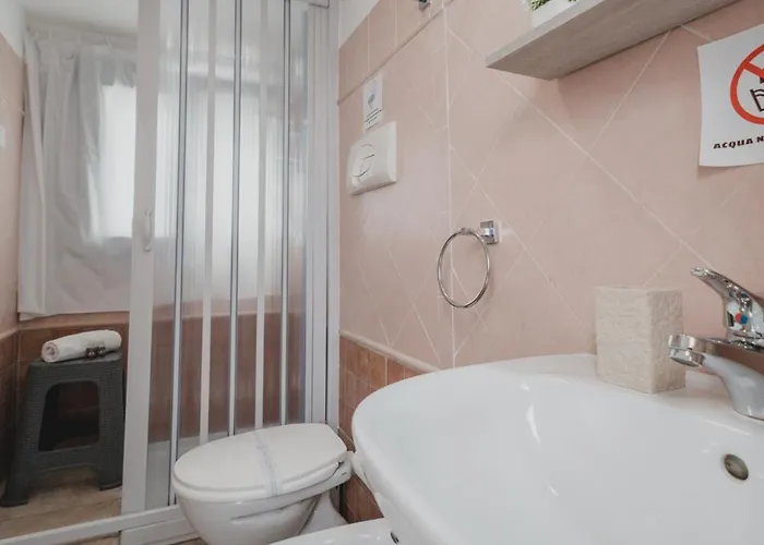 Tra La Rocca E Il Mare Di