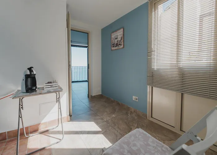 Tra La Rocca E Il Mare Di