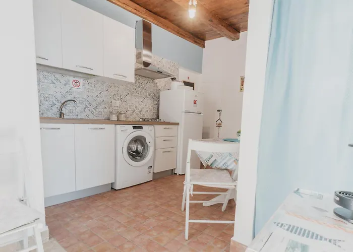 Tra La Rocca E Il Mare Di