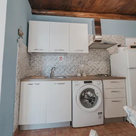 Tra La Rocca E Il Mare Di