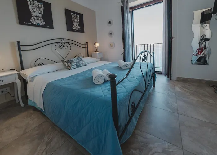 Tra La Rocca E Il Mare Di